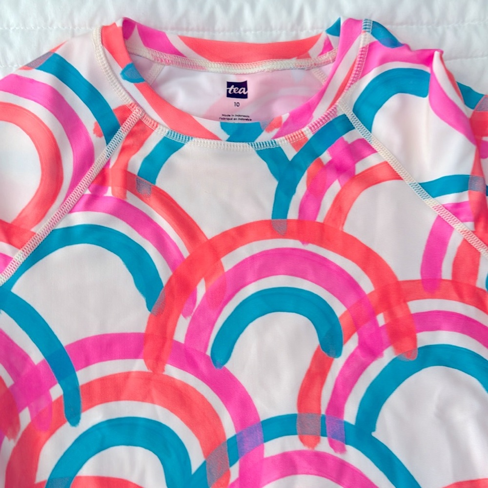 Tea Collection Bold Print UPF 40+ Rashguard - Picture 4 of 4